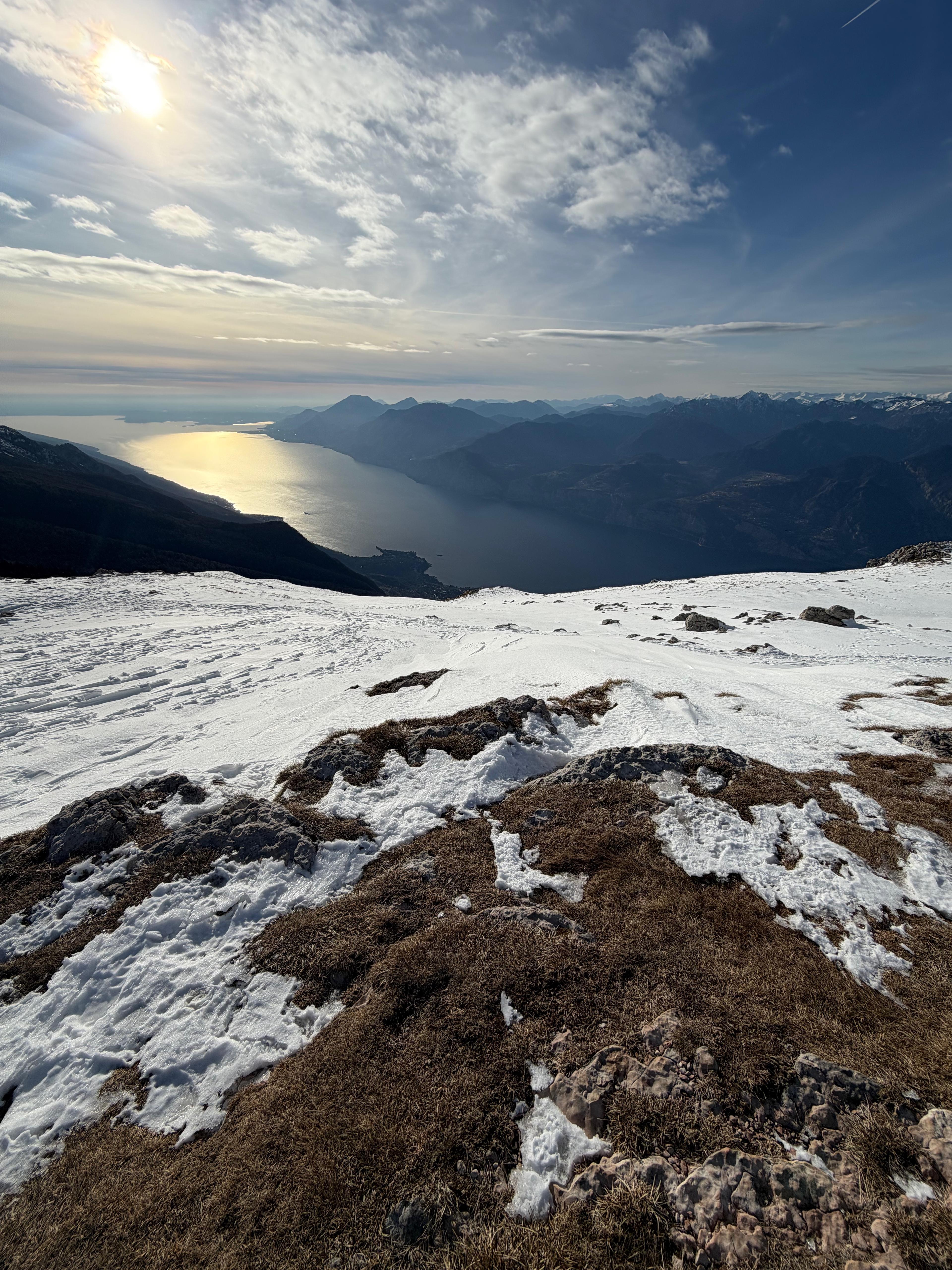 Monte Baldo — Schnee im Vordergrund, Gardasee im Gegenlicht