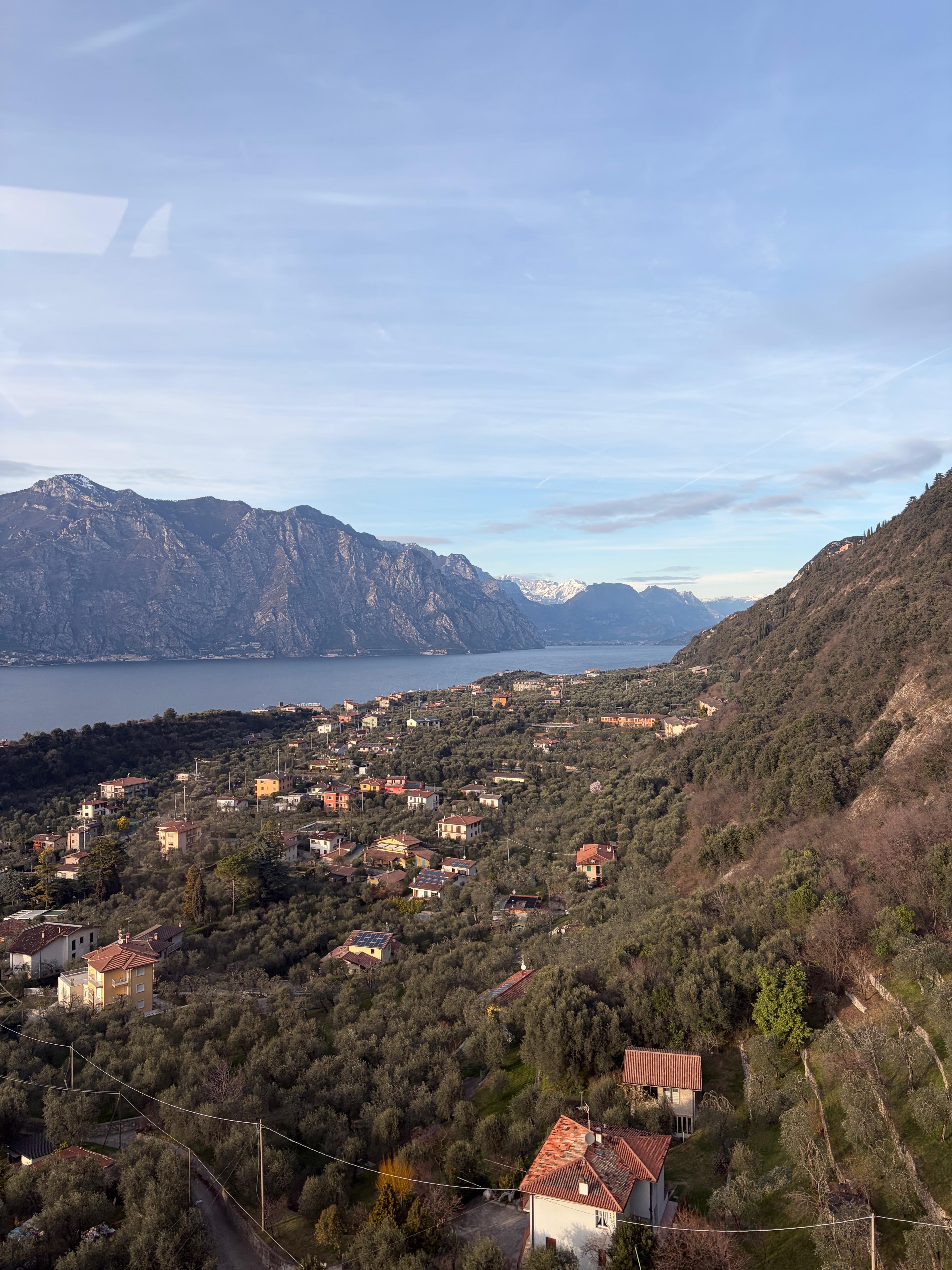 Blick von der Seilbahn auf ein Dorf am Gardasee-Hang