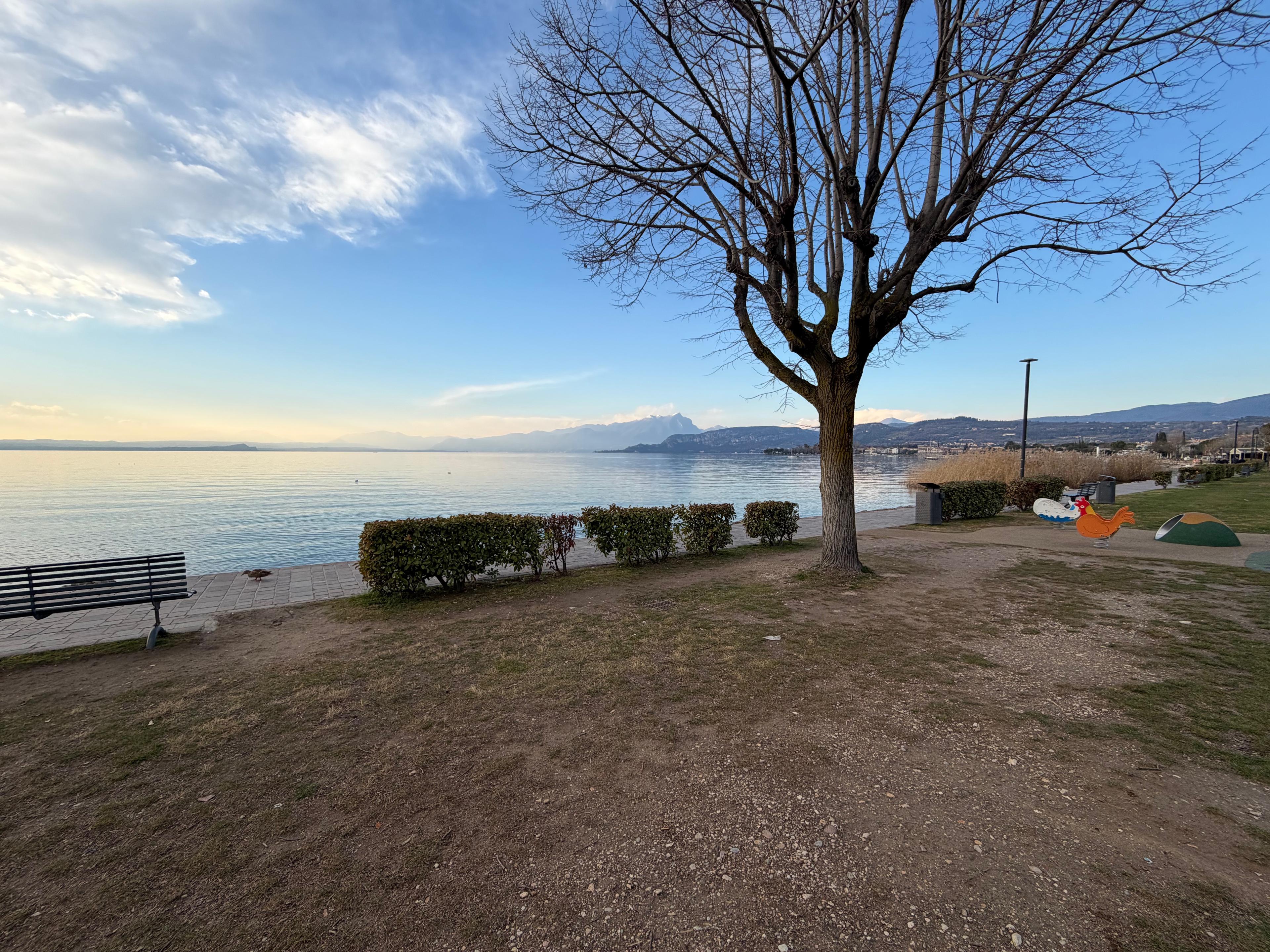 Gardasee im Februar — ruhige Uferpromenade in Bardolino